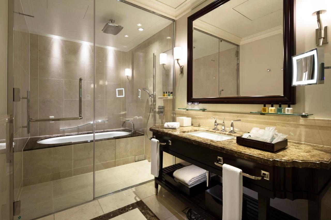 The Tokyo Station Hotel Tóquio Exterior foto A bathroom in a hotel