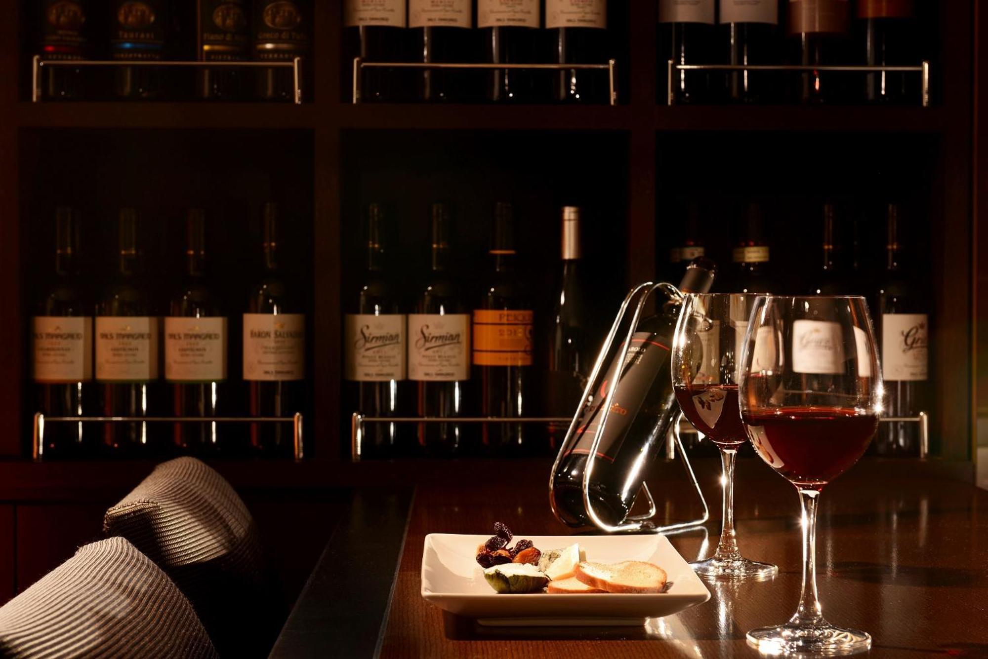 The Tokyo Station Hotel Tóquio Exterior foto Wine and cheese
