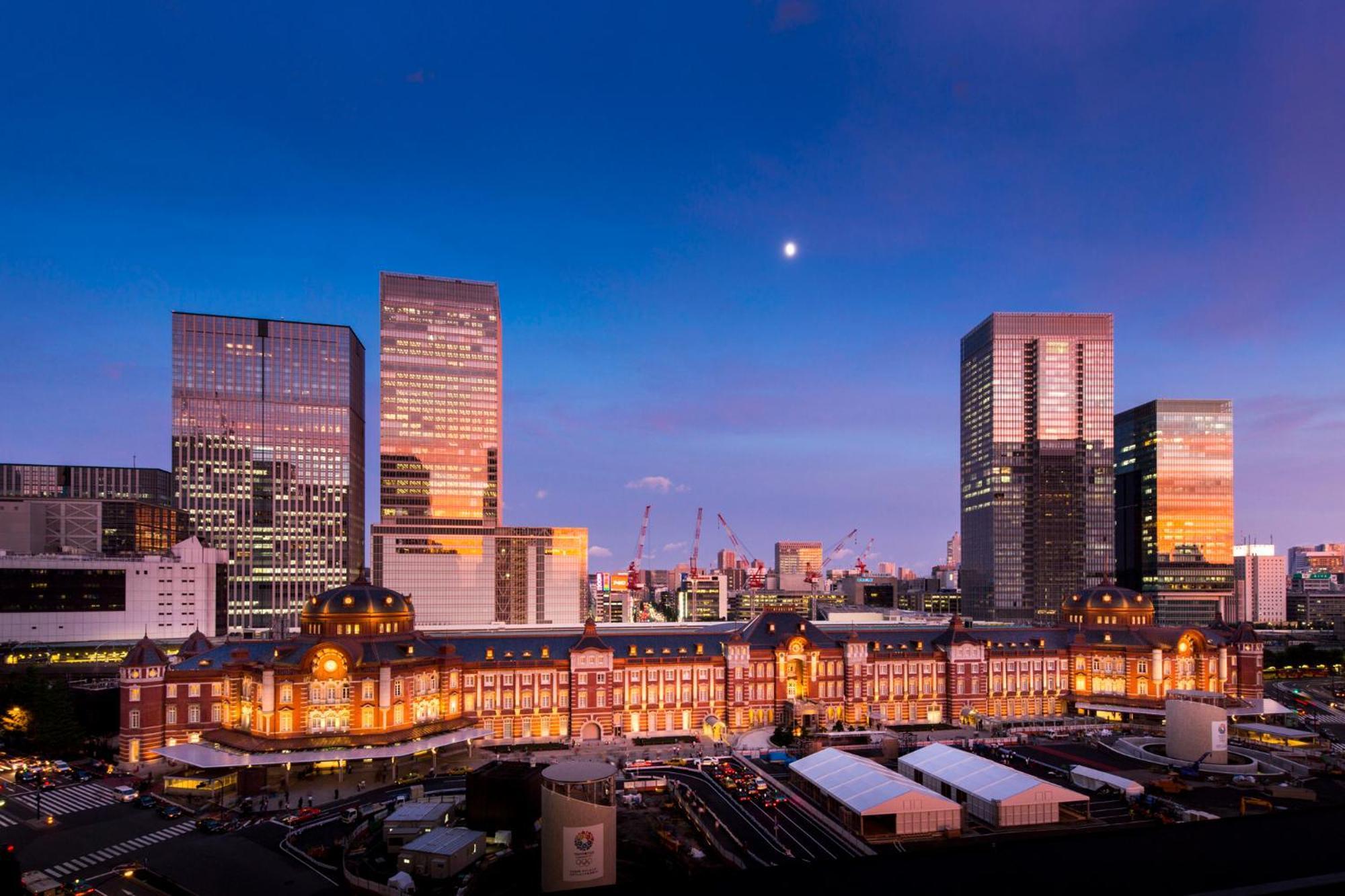 The Tokyo Station Hotel Tóquio Exterior foto The station at night